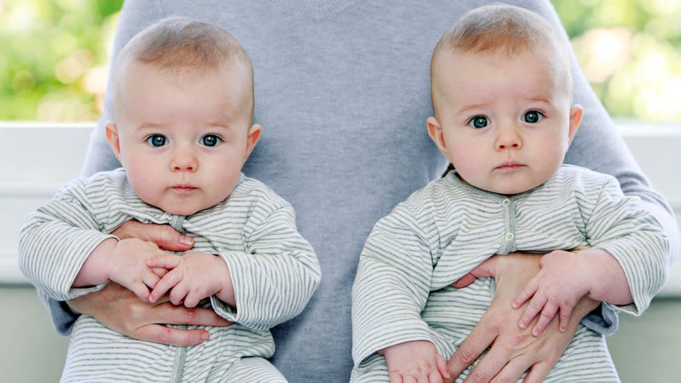 Una pareja de bebés gemelos.