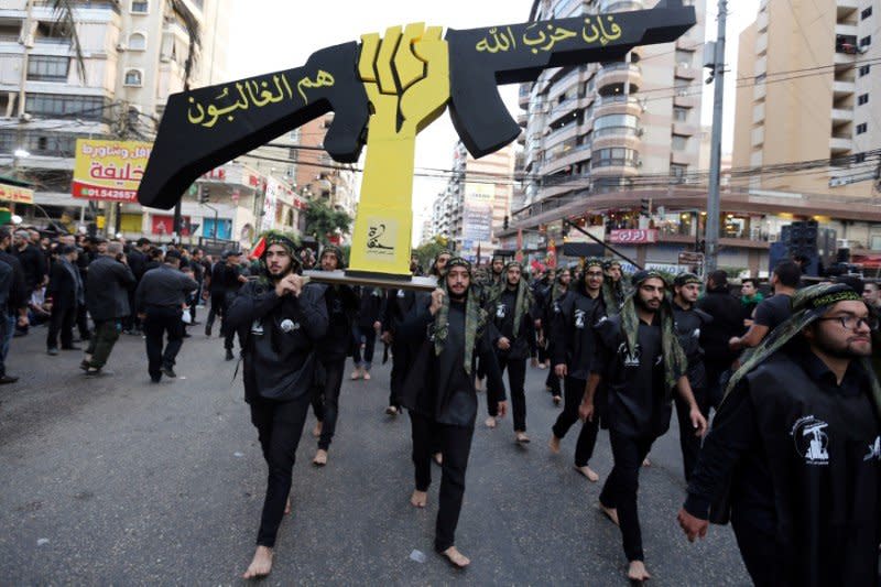 Lebanese Hezbollah supporters carry a replica of Hezbollah emblem during a religious procession to mark Ashura in Beirut's southern suburbs, Lebanon October 12, 2016. REUTERS/Aziz Taher