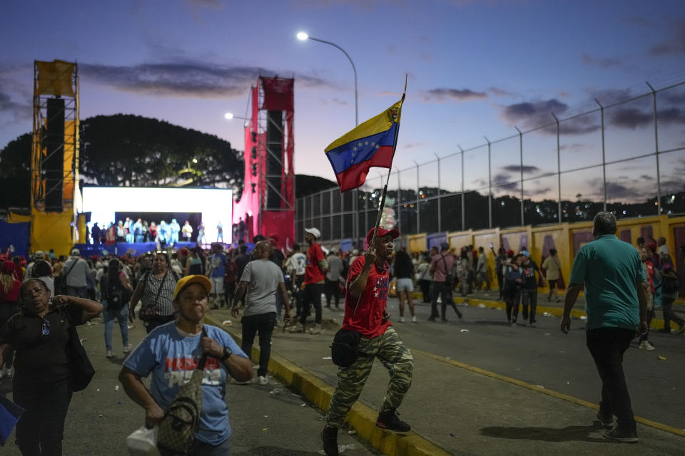 Un seguidor del presidente de Venezuela, Nicolás Maduro, sostiene una bandera del país luego de un acto en el vecindario de Catia, en Caracas, Venezuela, el 18 de julio de 2024. Venezuela celebrará elecciones presidenciales el 28 de julio. (AP Foto/Matías Delacroix)