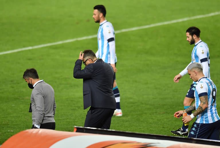 Pizzi se toma la cabeza; Racing fue una sombra del equipo que había jugado bien en Brasil y fue eliminado de manera contundente