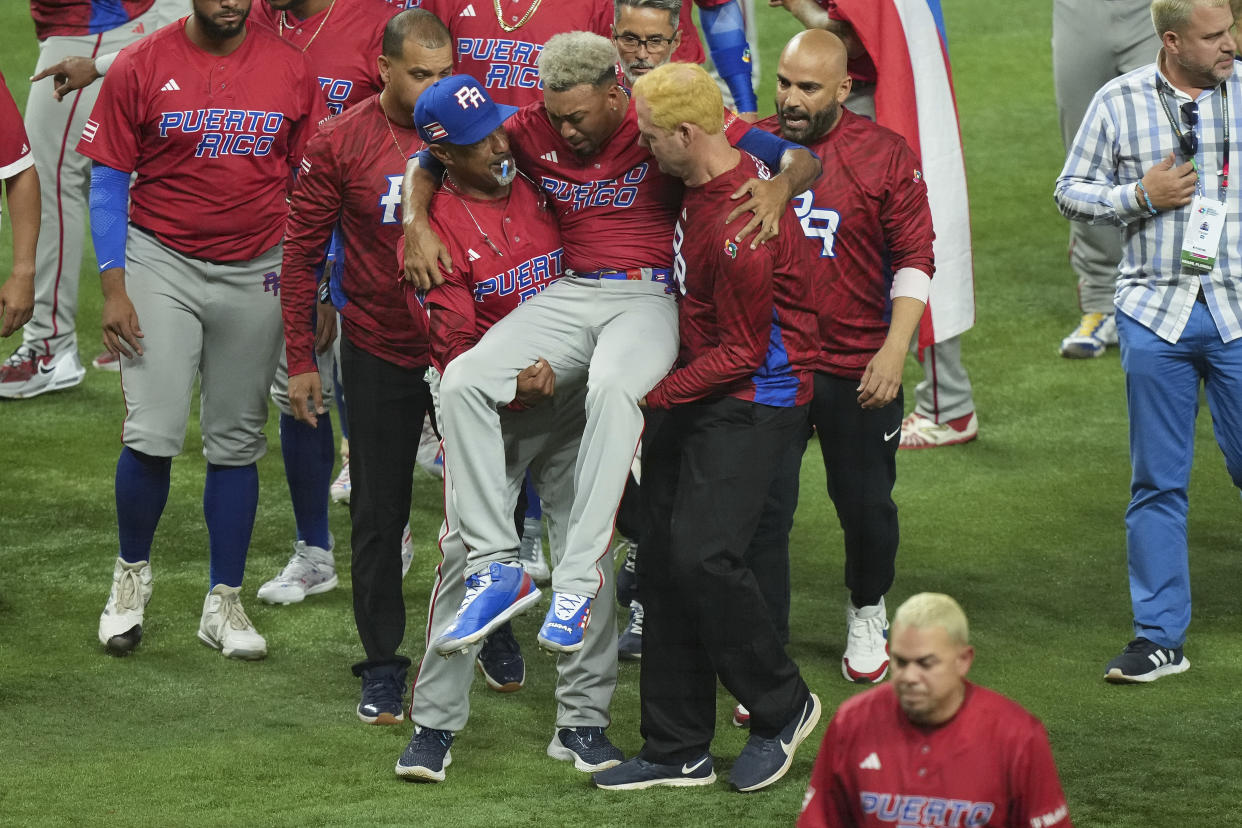 Edwin D&#xed;az reportedly tore his patellar tendon while celebrating Wednesday. (Photo by Eric Espada/Getty Images)