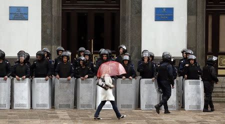 Riot police stand guard in front of the regional administration building in Luhansk, eastern Ukraine, April 28, 2014. REUTERS/Vasily Fedosenko