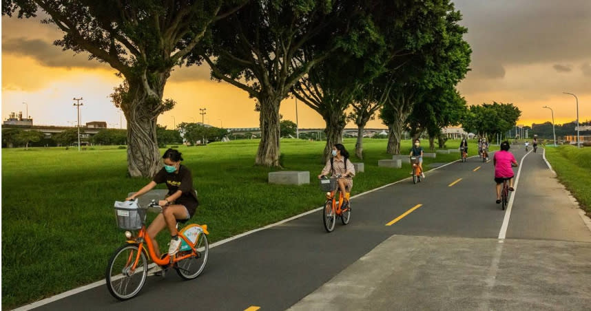 民眾在台北市河濱自行車道愜意追風。（圖／台北市觀傳局提供）