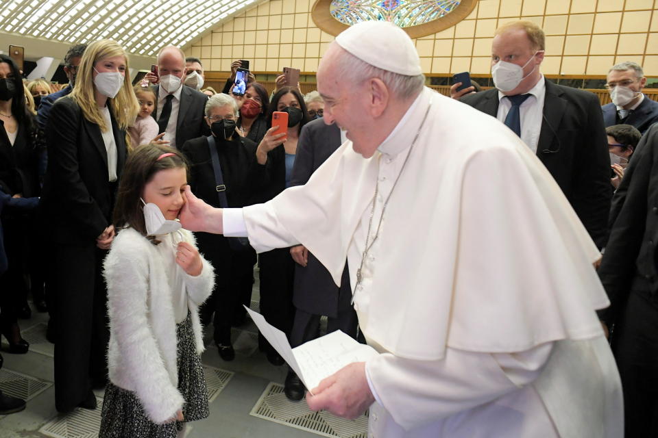 Papst Franziskus findet, dass jedes Kind ein Geschenk ist (Bild: Vatican Media/­Handout via REUTERS)