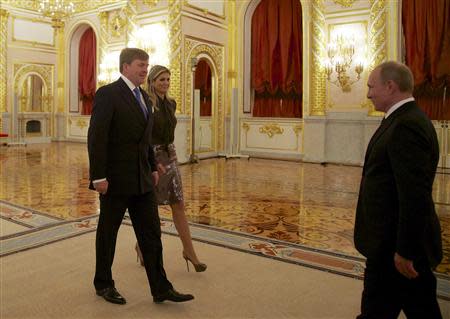 Netherlands' King Willem-Alexander (L) and Queen Maxima (C) meet Russian President Vladimir Putin in Moscow November 8, 2013. REUTERS/Alexander Zemlianichenko/Pool