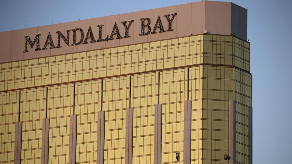 Vorhänge flattern im Hotel Mandalay Bay Resort aus zerborstenen Fenstern nach der Massenschießerei (Archiv). Foto: John Locher/AP