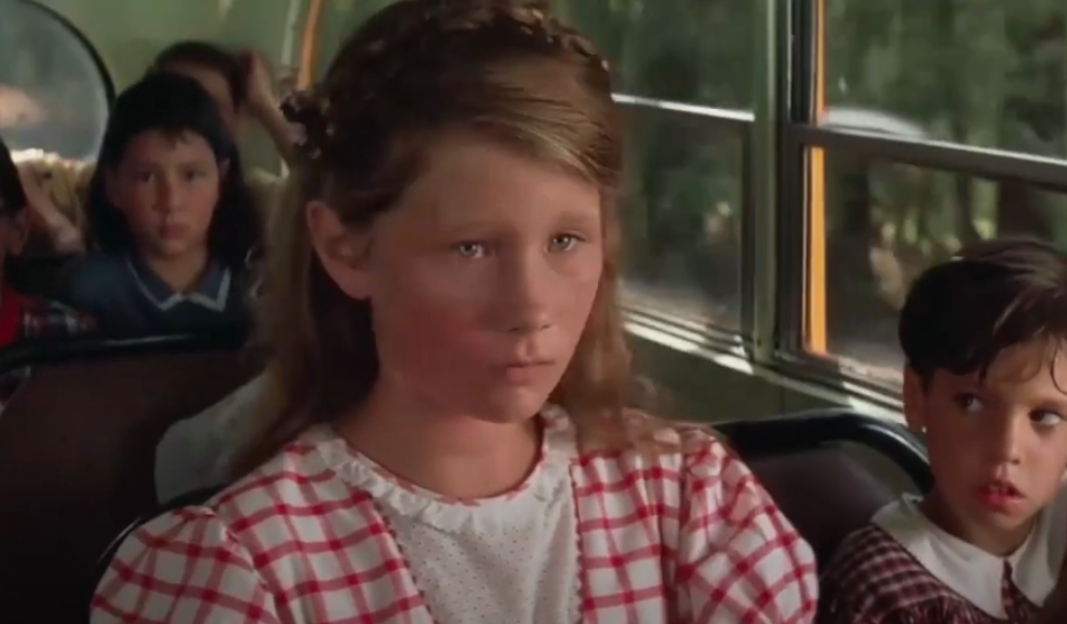 Elizabeth Hanks as a school kid on the bus. (YouTube screenshot)