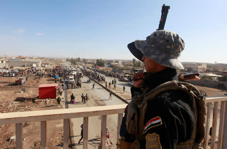 A member of Iraqi security forces stands guard during an operation against Islamic State militants in Mosul, Iraq, December 3, 2016. REUTERS/Alaa Al-Marjani