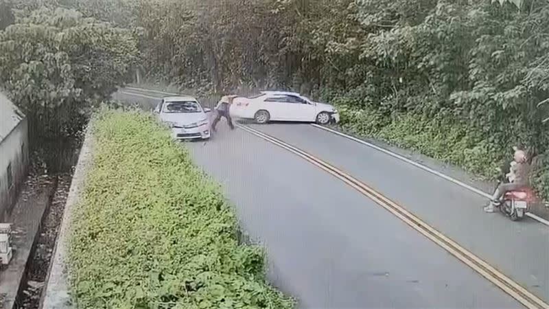 張男車輛遭追撞後、撞上山壁翻覆半圈，撞人的邱姓警員氣得下車向張男叫囂。(圖／翻攝畫面)