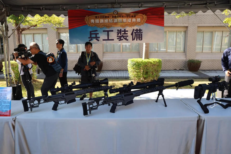 新型狙擊槍為美造巴雷特MRAD狙擊槍（BARRETT MRAD），使用彈藥為7.6公厘、有效射程1500公尺。在俄烏戰爭、以巴衝突中均有使用。（圖/中天新聞，李俊毅 攝）