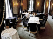 <p>Il faut connaître cette adresse cachée au bout d’une allée privée ayant appartenu au Marquis de Montmartre. À l’heure du déjeuner, du dîner ou du brunch, on prend un plaisir certain à se sustenter dans l’un des salons du restaurant ou, encore mieux, dans le jardin de 900 m2 étendu sur deux niveaux. Dans l’assiette, les produits sont ultra frais – certains proviennent même du potager, des poules et des ruches de la maison !</p><p> <b>01 53 41 81 40</b><br> <b>23, avenue Junot, Pavillon D, 75018 Paris</b><br><b>Plus d'infos sur <a href="https://www.hotelparticulier.com/" rel="nofollow noopener" target="_blank" data-ylk="slk:Hôtel Particulier Montmartre;elm:context_link;itc:0;sec:content-canvas" class="link ">Hôtel Particulier Montmartre</a></b></p><br>