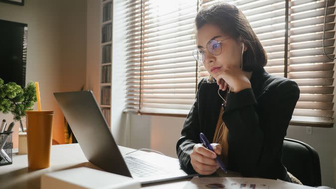 woman researching the best mutual funds