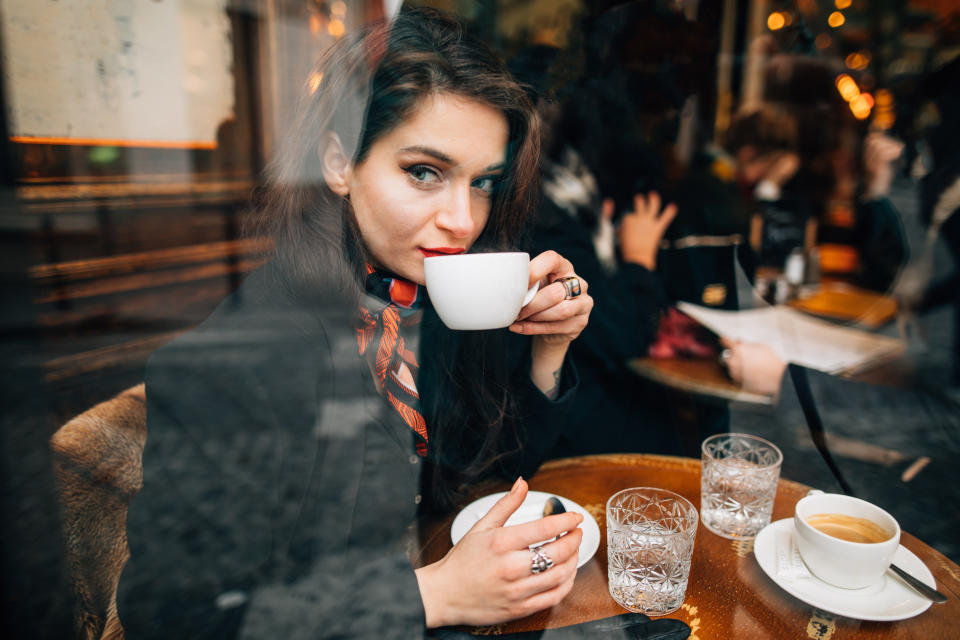 法國女人的美麗方法1：自律飲食 法國人其實也很喜歡吃甜點，但她們的身材卻不會橫向發展，都是因為她們懂得自律飲食，吃東西都非常克制，時常只吃到7分飽就停止了，就連一盤沙拉都可以吃成大餐，她們會享受每一口食物帶來的滿足感，如果嘴饞她們的零食通常是小番茄、黑巧克力、優格、果昔、堅果之類的食物。