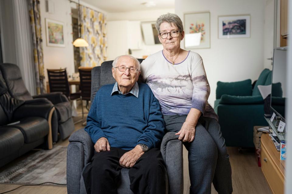 Seit Jahren leistet Albrecht Weinberg als einer der letzten Holocaust-Überlebenden Aufklärungsarbeit in ganz Deutschland. Pflegerin Gerda ist stets an seiner Seite. (Bild: ZDF / Jesco Denzel)