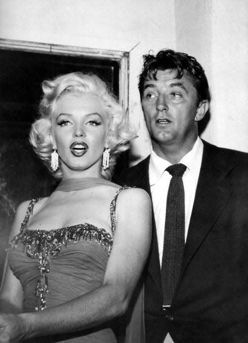 Marilyn Monroe and Robert Mitchum, who famously played Marlowe, in Palm Springs in the 1950s.