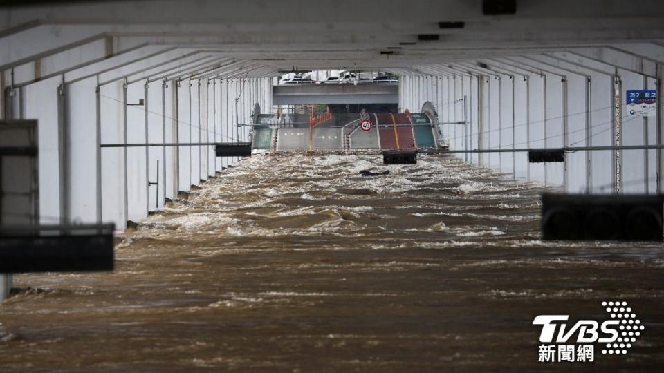 南韓首爾連日降下驚人雨量，造成多地道路淹水。（圖/達志影像路透社）