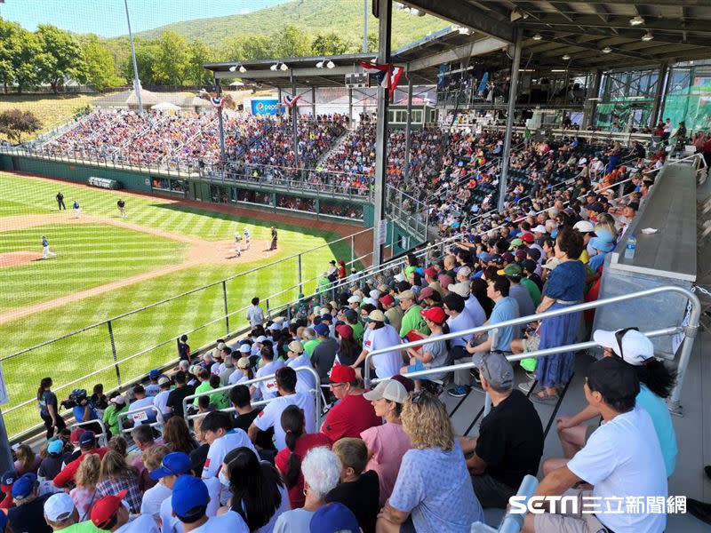 （上圖）世界少棒大賽（Little League World Series）英文縮寫上有參賽國家國旗，我國國旗也在上面；（下圖）現場有許多人觀賽，來自賓州、紐約和新澤西的僑胞都特別到場替台灣小將加油。（圖／Ming Chiang授權提供）