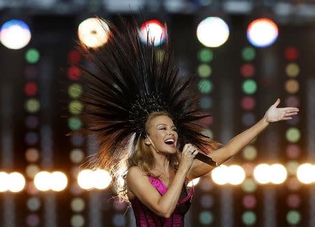 Australian singer Kylie Minogue performs during the closing ceremony of the 2014 commonwealth games at Hampden Park in Glasgow, Scotland August 3, 2014. REUTERS/Jim Young