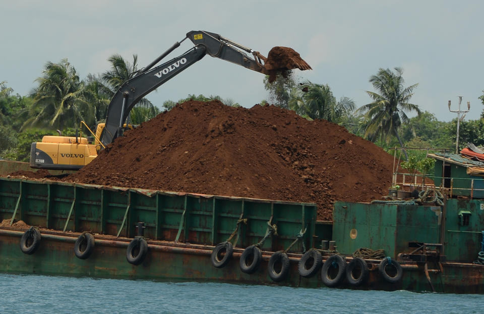 This photo taken on June 16, 2016 shows a barge being loaded with nickel ore at a private port in Infanta town, Pangasinan province, north of Manila.
Concern over Philippine president Rodrigo Duterte's mining policies is helping drive global nickel ore prices to nearly one-year highs, the local industry association said on July 22. / AFP / TED ALJIBE        (Photo credit should read TED ALJIBE/AFP via Getty Images)