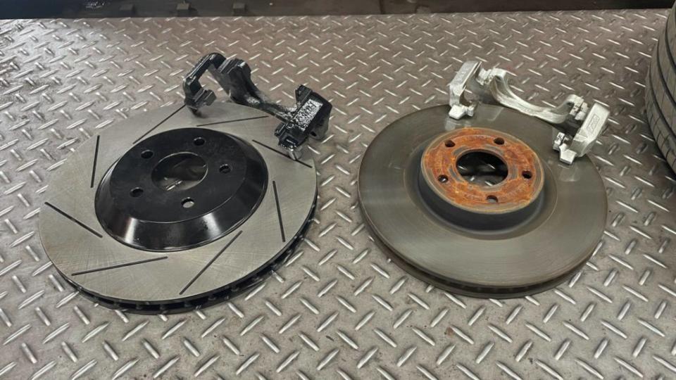 煞車碟盤與來令片有可能因為使用年限到了或是磨損變形而發除雜音。（圖片來源/ TVBS）