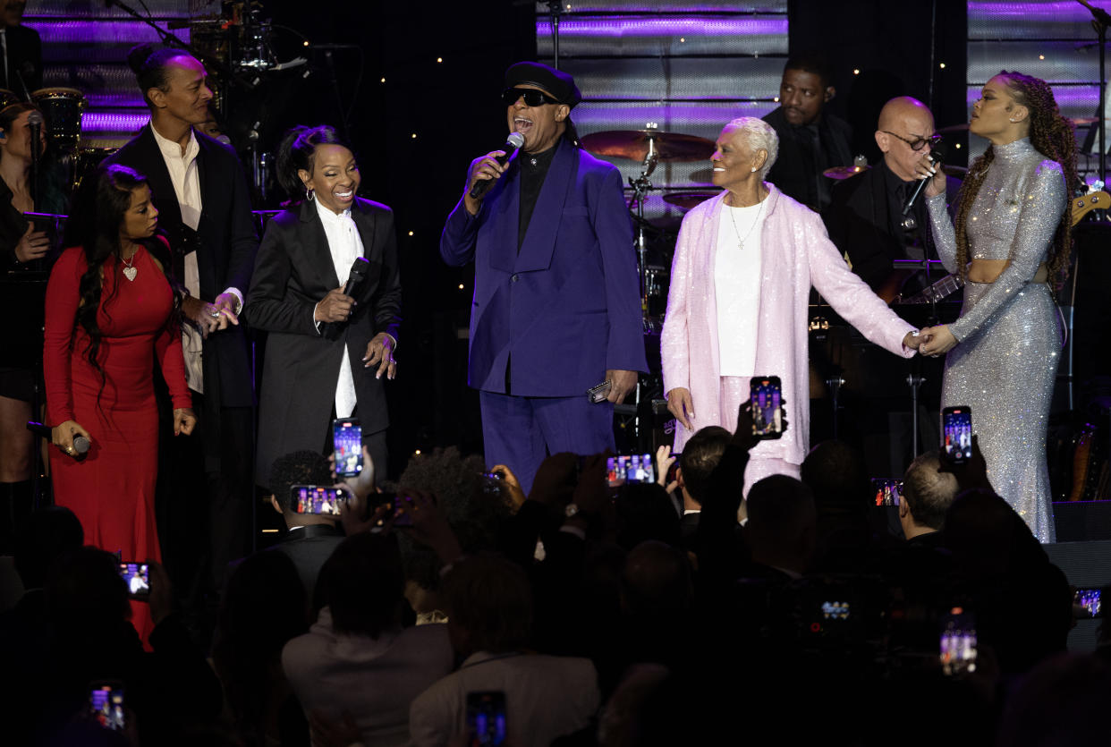 BEVERLY HILLS, CA - FEBRUARY 3, 2024:  Keyshia Cole, left, Frederic Yonnet, Gladys Knight, Stevie Wonder, Dionne Warwick and Andra Day perform during the 66th Grammy Awards Pre-Grammy Gala at the Beverly Hilton on February 3, 2024 in Beverly Hills , California.(Gina Ferazzi / Los Angeles Times via Getty Images)