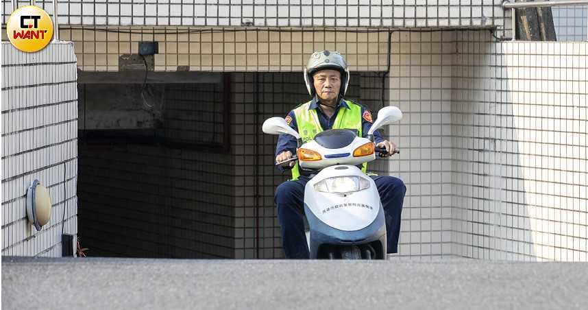 警校畢業後，黃振郎一直在高雄市警局交通大隊服務並擔任小隊長，同事們都稱呼他「黃小」。（圖／宋岱融攝）