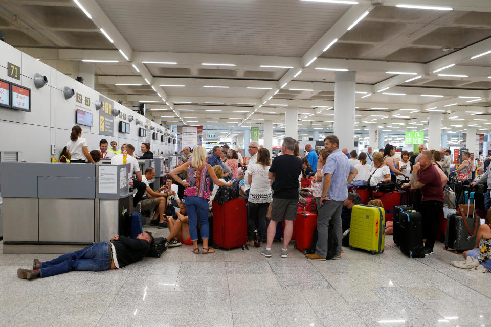 Passagiere am  Thomas Cook check-in point auf Mallorca. Zahlreiche Urlauber sind nach der Pleite des Reiseveranstalters gefrustet. (Bild: Reuters)