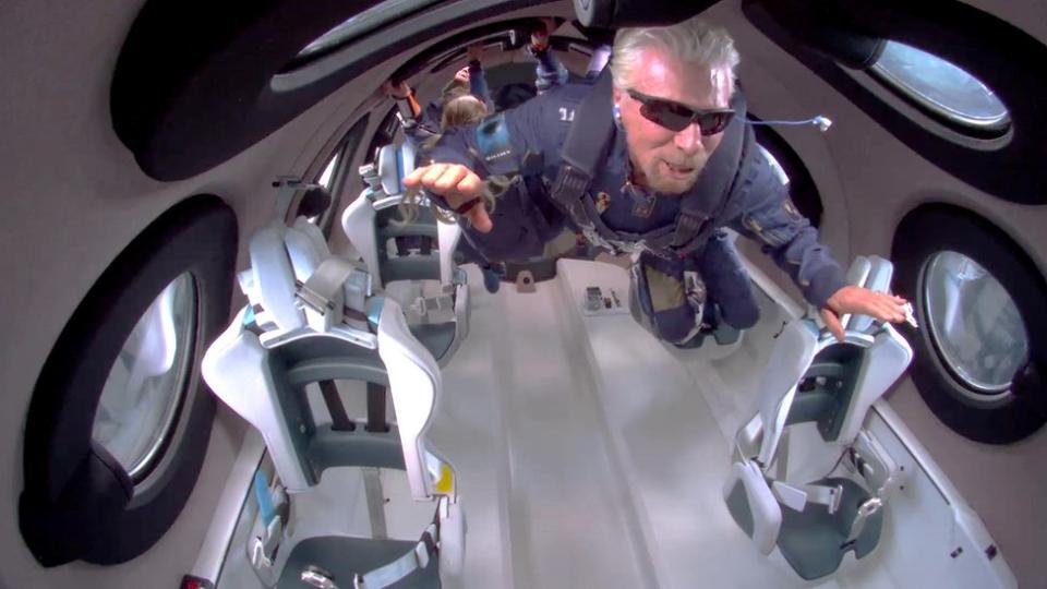 Richard Branson flotando en gravedad cero el 11 de julio de 2021.