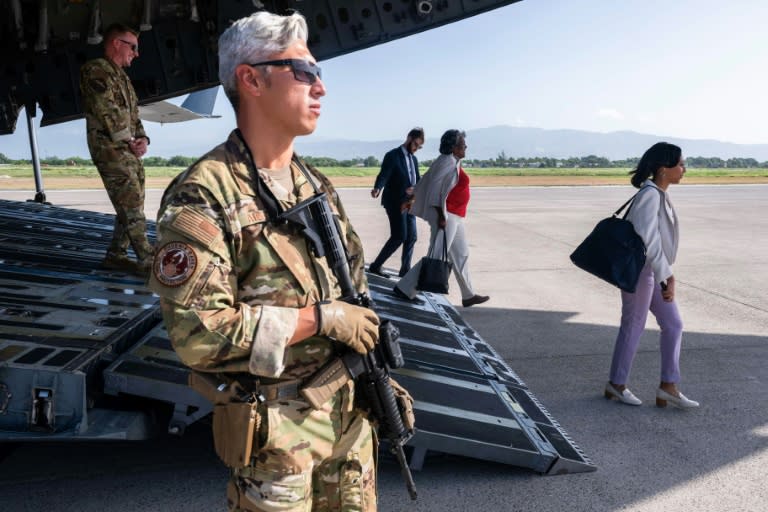 La embajadora de Estados Unidos ante las Naciones Unidas, Linda Thomas-Greenfield (2º drcha.), desciende de un avión de la Fuerza Aérea en Puerto Príncipe el 22 de julio de 2024 (Roberto Schmidt)