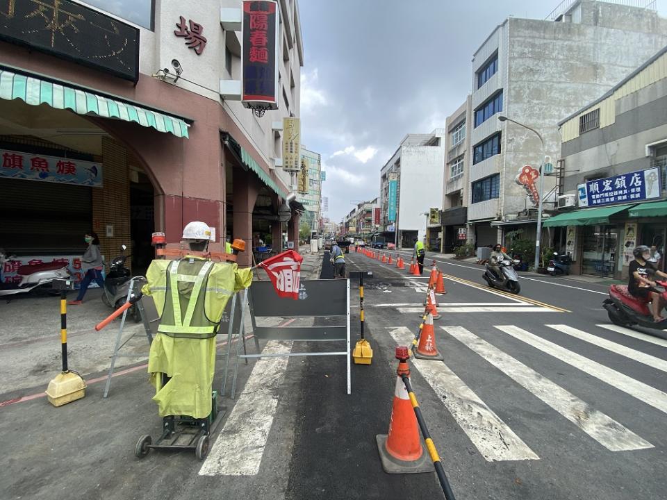 南區建南路、文南路一帶，道路刨除加封將趕在農曆春節前完成。 （六區處提供）