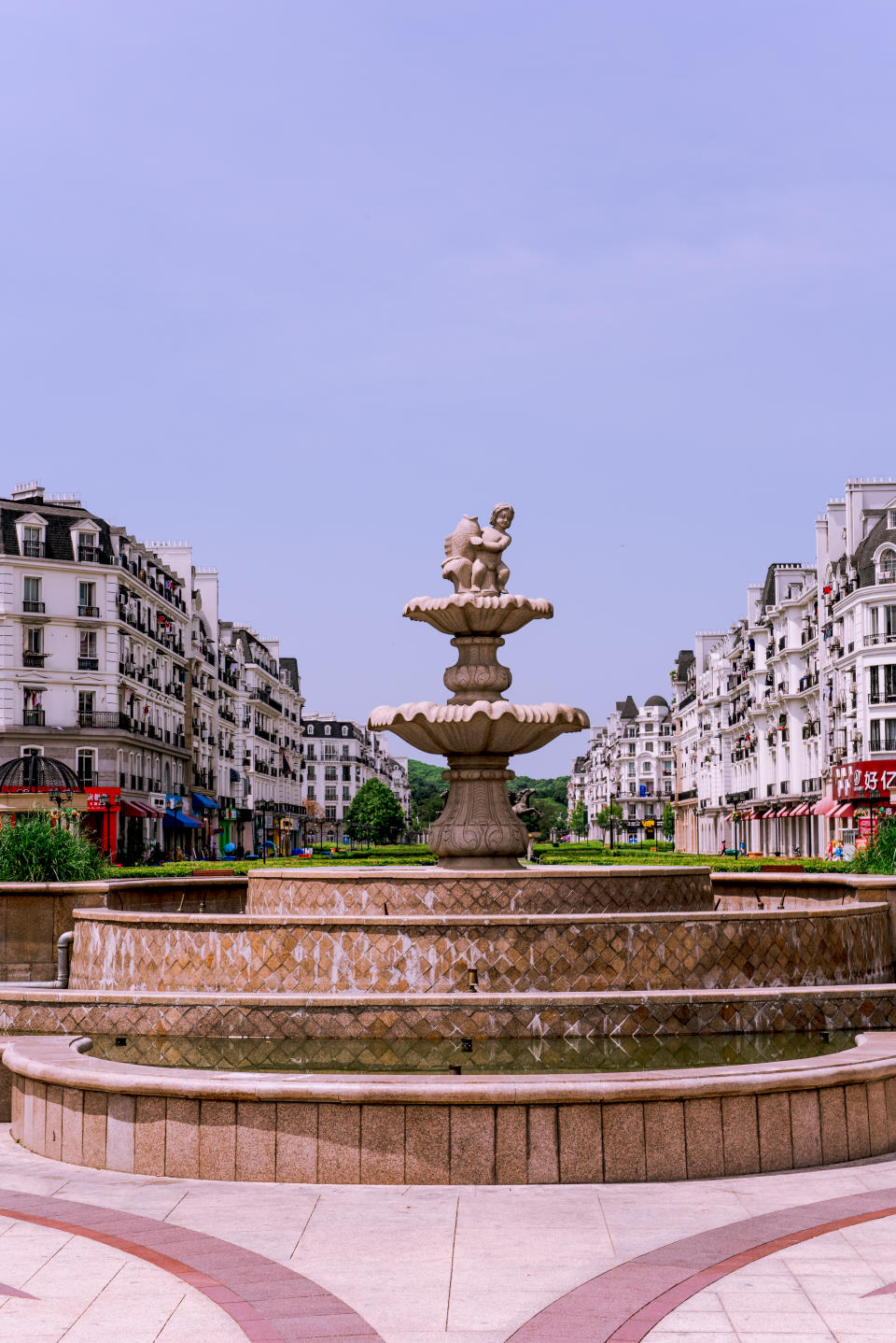 Los jardines, las calles, las estatuas, las fuentes y todo el mobiliario urbano de Tianducheng también están inspirados en París. (Foto: Getty Images).