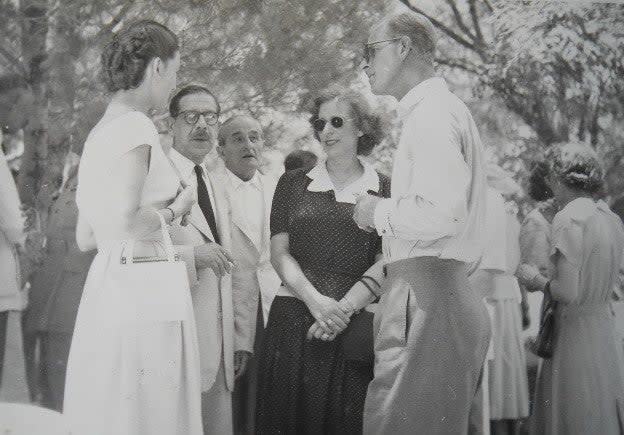 El príncipe Felipe en la finca de Koukouritsa en Corfú en 1951, en conversación con los lugareños Moira Manessi, Angelos Lavranos, Dickie Sordinas e Isabella Sordina (Courtesy of Capodistrias Museum, Corfu)