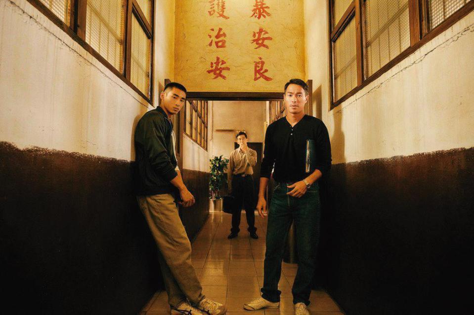 《華燈初上》描述台灣的酒國文化， 滿足大眾的窺伺心態， 加上角色刻畫成功， 是近期的爆款劇集。左起章廣辰、修杰楷、楊祐寧。（Netflix、百聿數碼提供）