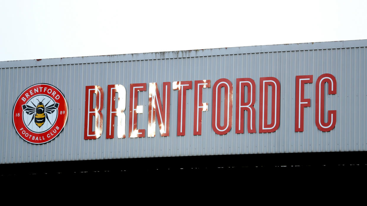 El escudo del Brentford luce en una de las tribuna des su estadio. (Foto: Omnisport)