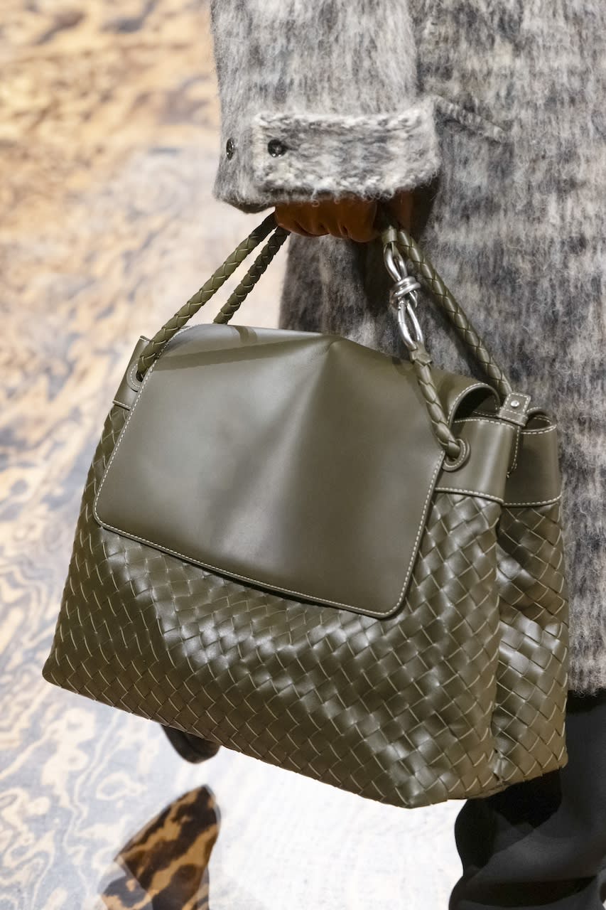 Bottega Veneta 2024秋冬時裝騷潮流筆記：李英愛、劉俊謙現身；下期流行一大一小孖裝手袋？