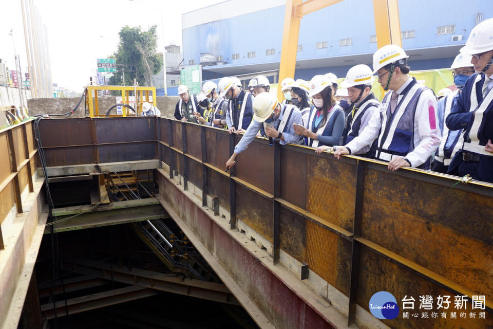 桃園市長張善政視察「桃園捷運綠線GC02標土建統包工程」中的潛盾機工程。