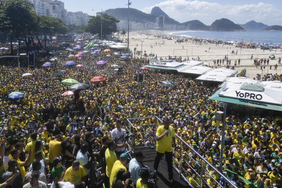 El expresidente brasileño Jair Bolsonaro habla en un mitin para exigir libertad de expresión, luego de que el Supremo Tribunal Federal ordenara suspender ciertas cuentas en la red social X, el domingo 21 de abril de 2024, en la playa Copacabana, en Río de Janeiro, Brasil. (AP Foto/Bruna Prado)