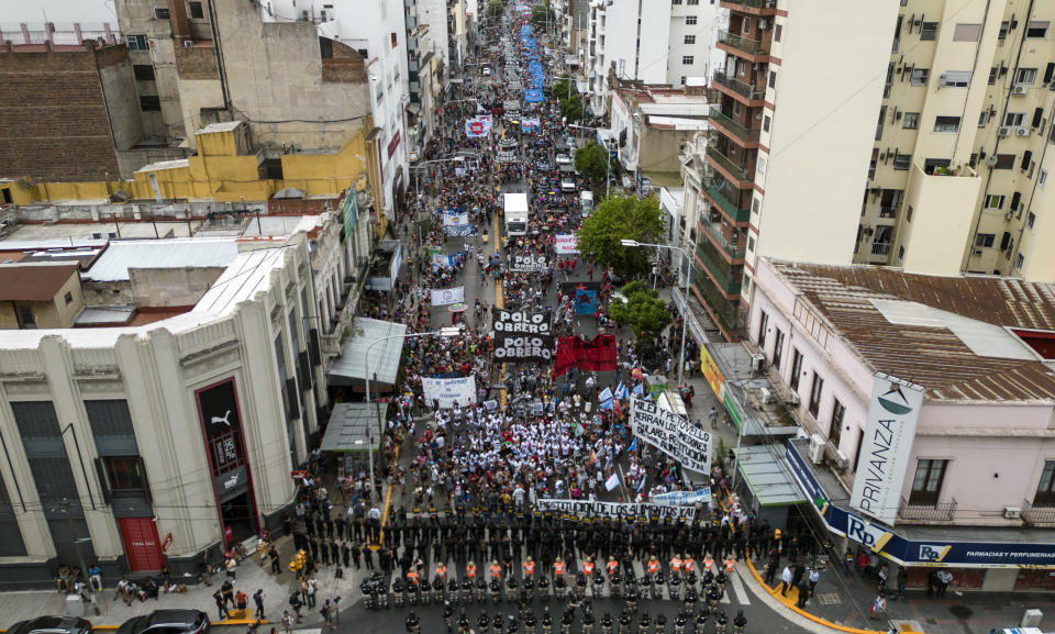 ARCHIVO - Las fuerzas de seguridad desplegadas frente a manifestantes que protestan contra la escasez de alimentos en comedores sociales en Buenos Aires, Argentina, el jueves 8 de febrero de 2024. La organización Human Rights Watch advirtió el jueves 29 de febrero que las políticas de seguridad adoptadas por el presidente ultraderechista Javier Milei y su enfrentamiento con la oposición en el Congreso suponen un riesgo para la democracia y los derechos humanos en Argentina. (AP Foto/Rodrigo Abd, Archivo)