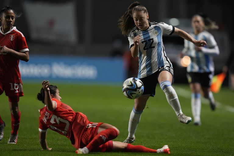 Estefanía Banini maniobra frente a Gabriela García; Perú se prestó al amistoso pero no será parte del Mundial que se efectuará en Oceanía.