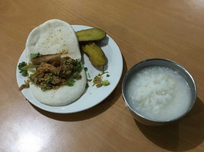 台灣排雲山莊隔天的早餐是刈包配白粥。（圖／翻攝劉克襄臉書）
