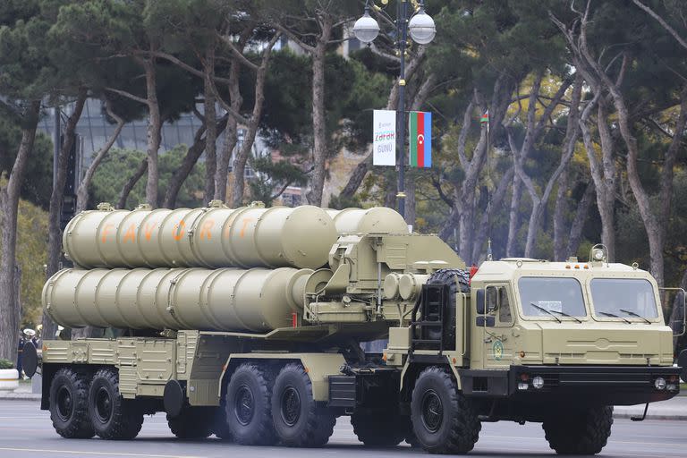 Los sistemas de defensa aérea S-300 se exhiben durante el Desfile de la Victoria que se llevó a cabo para celebrar la victoria del ejército de Azerbaiyán en Nagorno-Karabaj en la Plaza Azadliq (Plaza de la Libertad) en Bakú, Azerbaiyán 