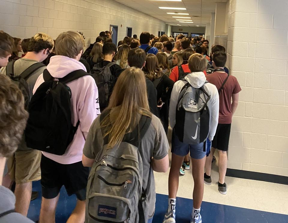 Un pasillo colmado de estudiantes, sin distanciamiento social y muchos sin mascarilla, en el regreso a clases en la escuela North Paulding High School, en Georgia, en plena pandemia de covid-19. (Twitter)