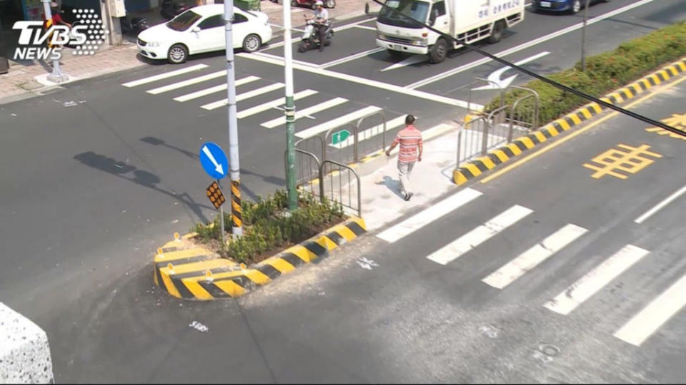 不只增加行人庇護島可以增加行人安全，長路口改為「Z字型斑馬線」更能讓行人安心。(圖片來源/ TVBS)