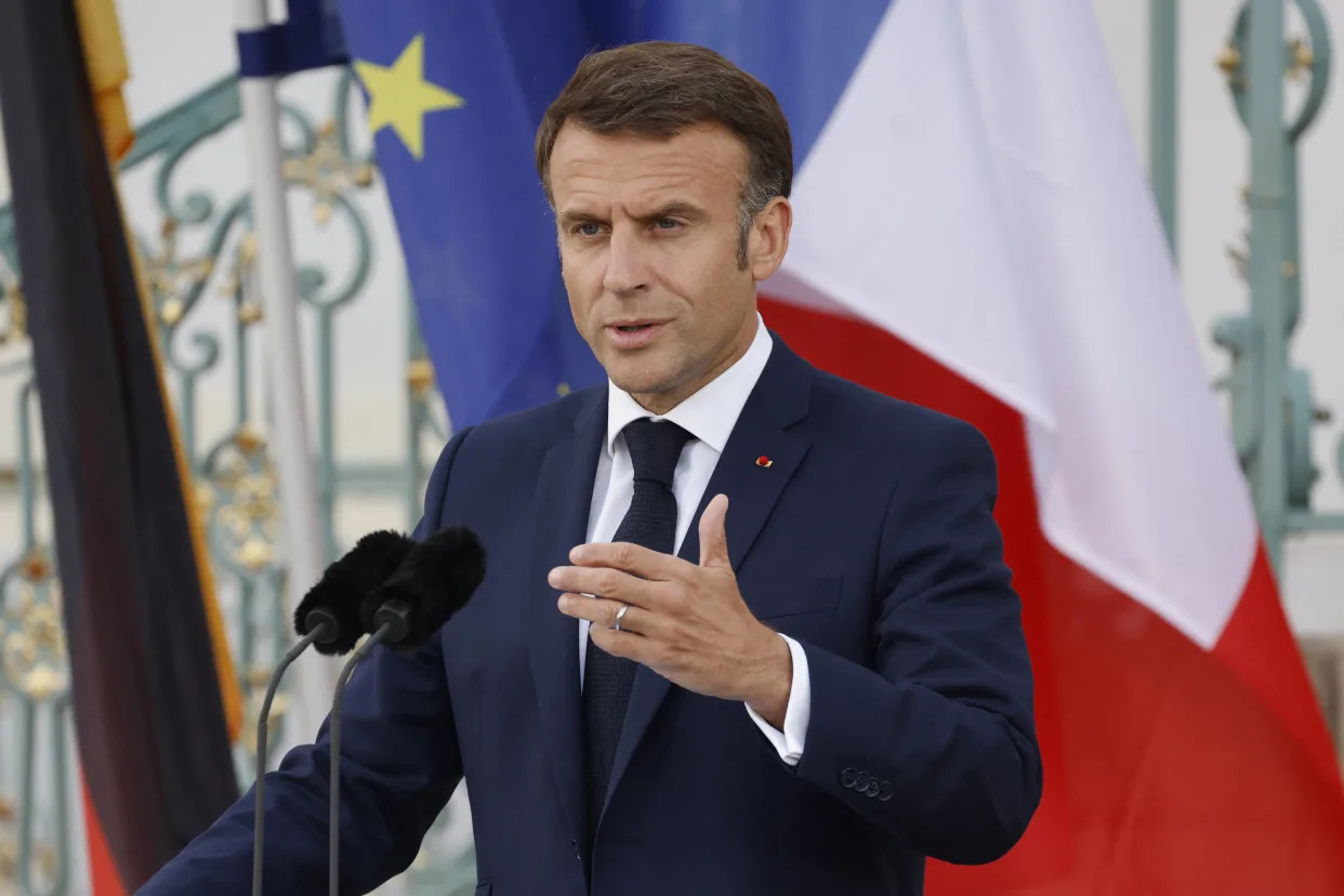 Le président français Emmanuel Macron s’exprime lors d’une conférence de presse conjointe avec la chancelière allemande au palais Schloss Meseberg à Meseberg, dans l’est de l’Allemagne, le 28 mai 2024.