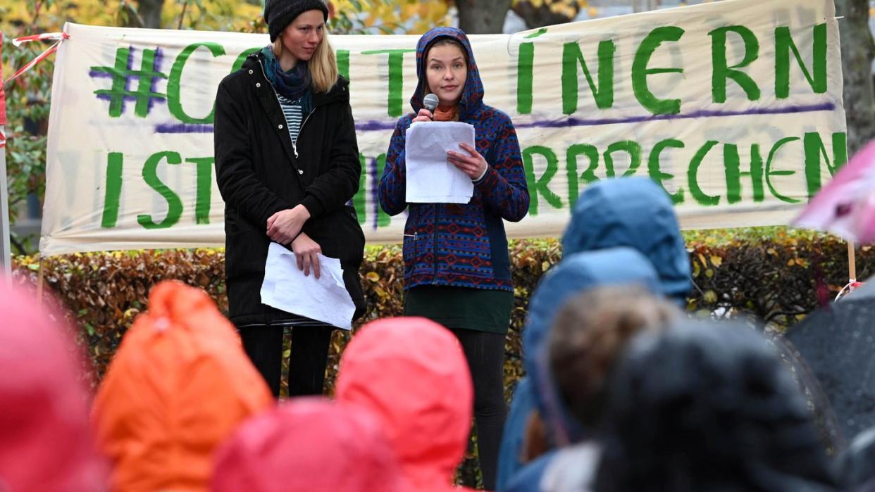 Die beiden Studentinnen Caro (l) und Franzi sprechen beim Bundesverfassungsgericht bei einer Protestkundgebung (Archiv).