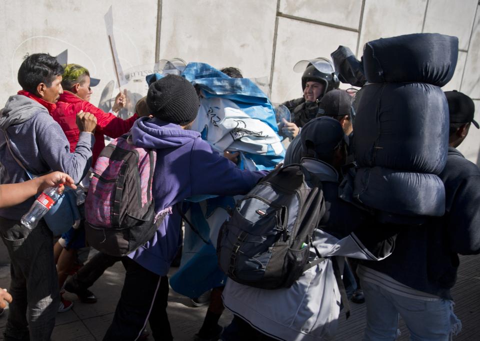 FOTOS | Así intentaron migrantes entrar a EEUU desde Tijuana