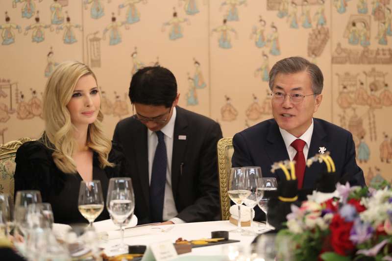 2018年2月23日，美國總統川普的大女兒伊凡卡（Ivanka Trump）在首爾與南韓總統文在寅共進晚餐（AP）