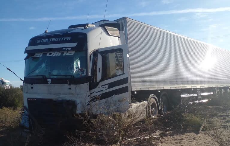 Así quedó el camión tras el choque en Mendoza.