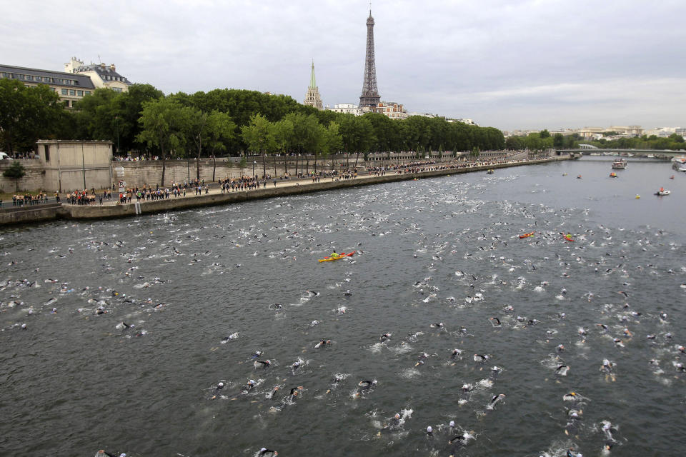 ARCHIVO - Vista de una competición de triatlón en el río Sena, el domingo 10 de julio de 2011. (AP Foto/Lionel Cironneau, archivo)