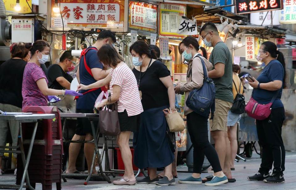 圖為民眾7月20日時在夜市排隊取餐畫面。（資料照/范揚光攝）